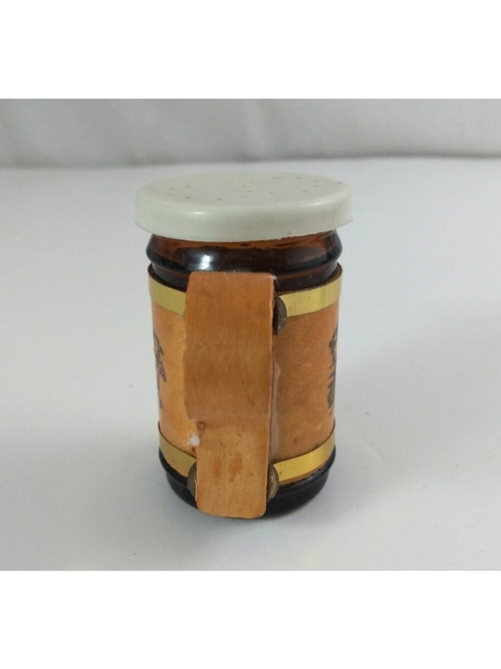 Kentucky Derby Amber Glass & Wooden Souvenir 2.5" Salt & Pepper Shakers - Picture 5 of 13